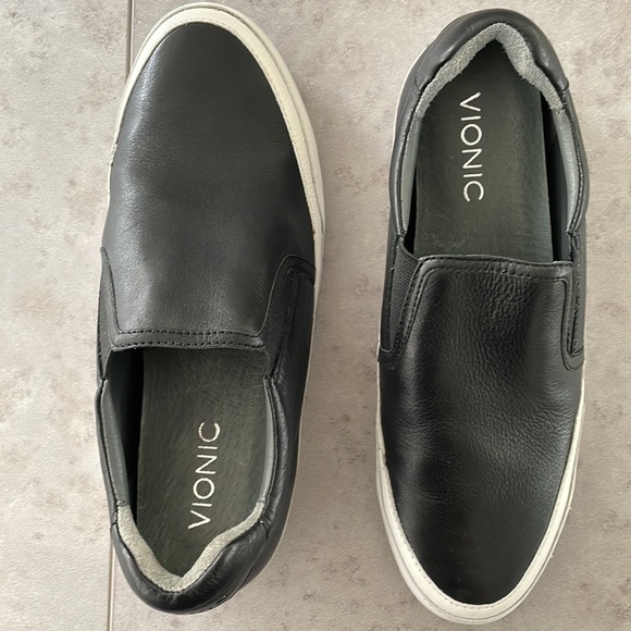 Vionic Black April Slip On Sneakers excellent condition leather arch support 7.5 - Picture 10 of 15
